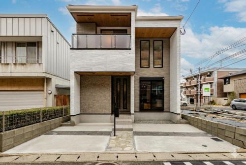 6 minutes by tram to Tenjin Stylish house for rent for up to 8 people Comfortable with 3 independent bedrooms & 2 toilets Parking lot for 2 cars