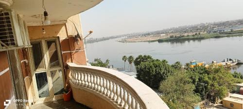 شقة فندقيه فاخرة بمنطقة المعادى صف اول جميع الغرف تطل على النيل A luxury hotel apartment in Maadi, first row. All rooms overlook the Nile